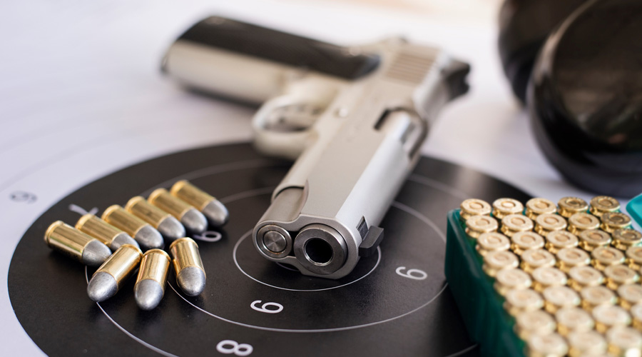 pistol a naboje na stole